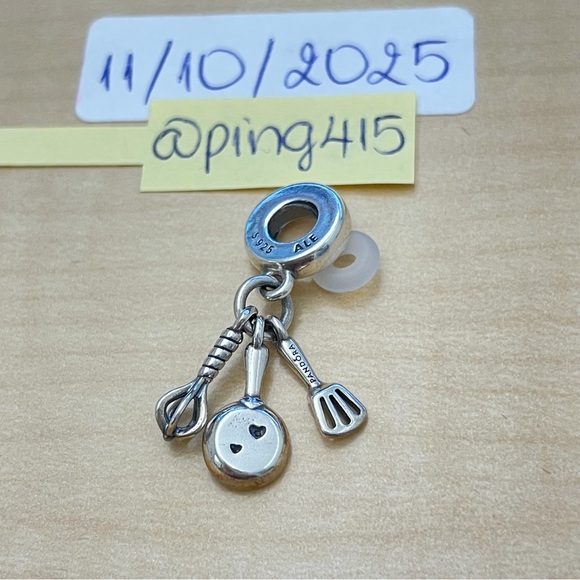 Pandora frying pan, spatula and whisk dangle - Picture 6 of 10